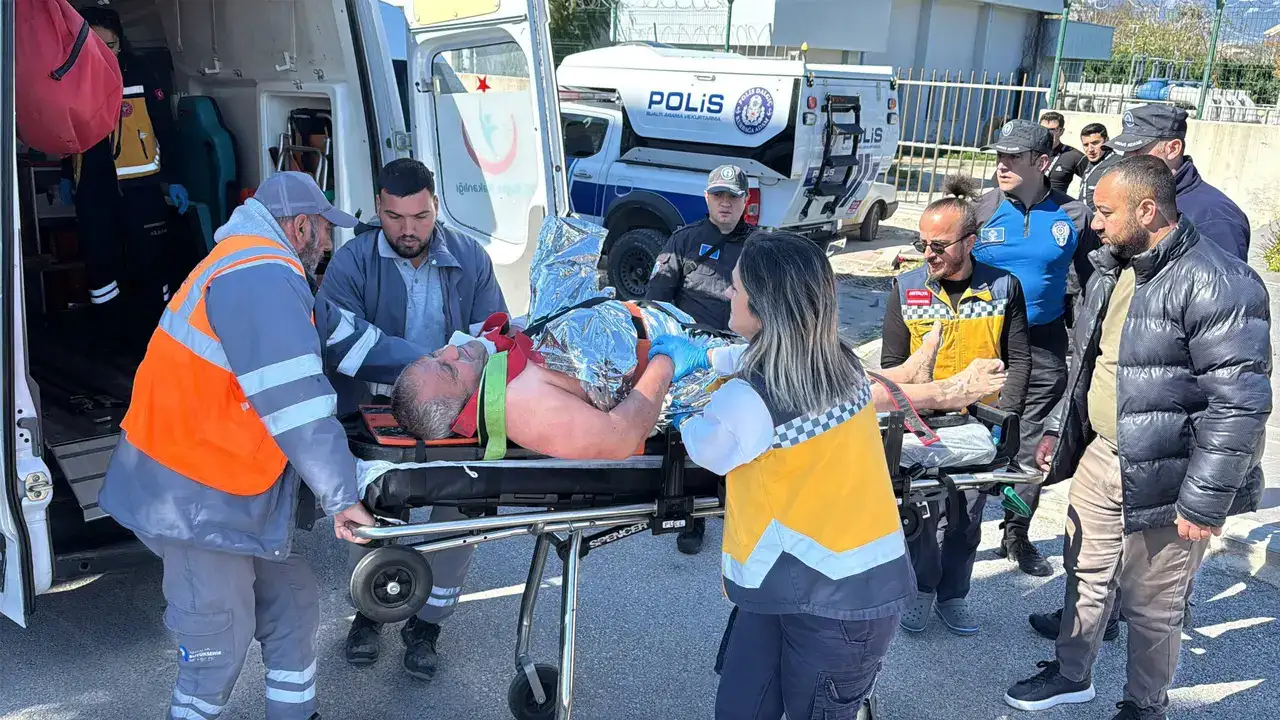 Antalya Büyükşehir İşçisi Kendini Bir Anda Sulara Bıraktı 9